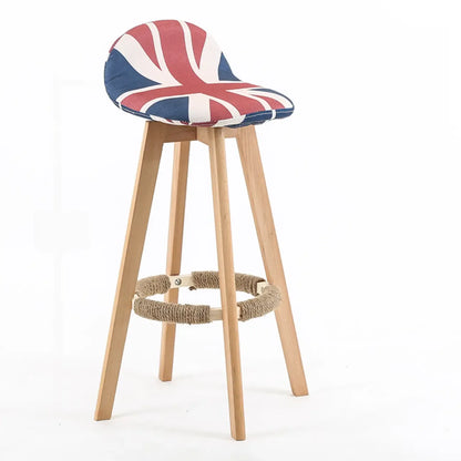 Tabouret de bar au design scandinave en bois et assise moelleuse, confortable