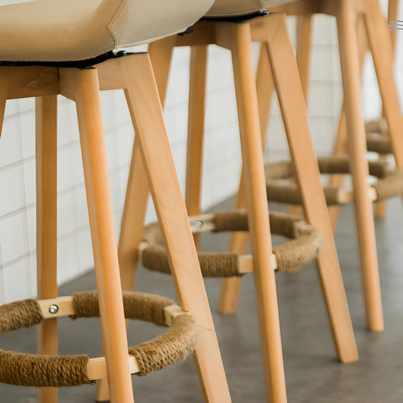 Tabouret de bar au design scandinave en bois et assise moelleuse, confortable