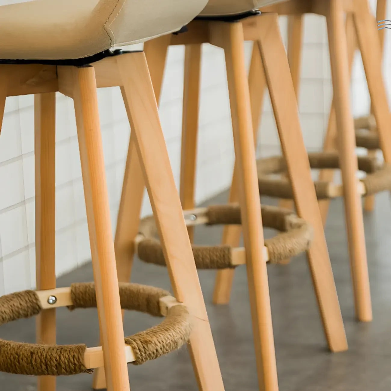 Tabouret de bar au design scandinave en bois et assise moelleuse, confortable