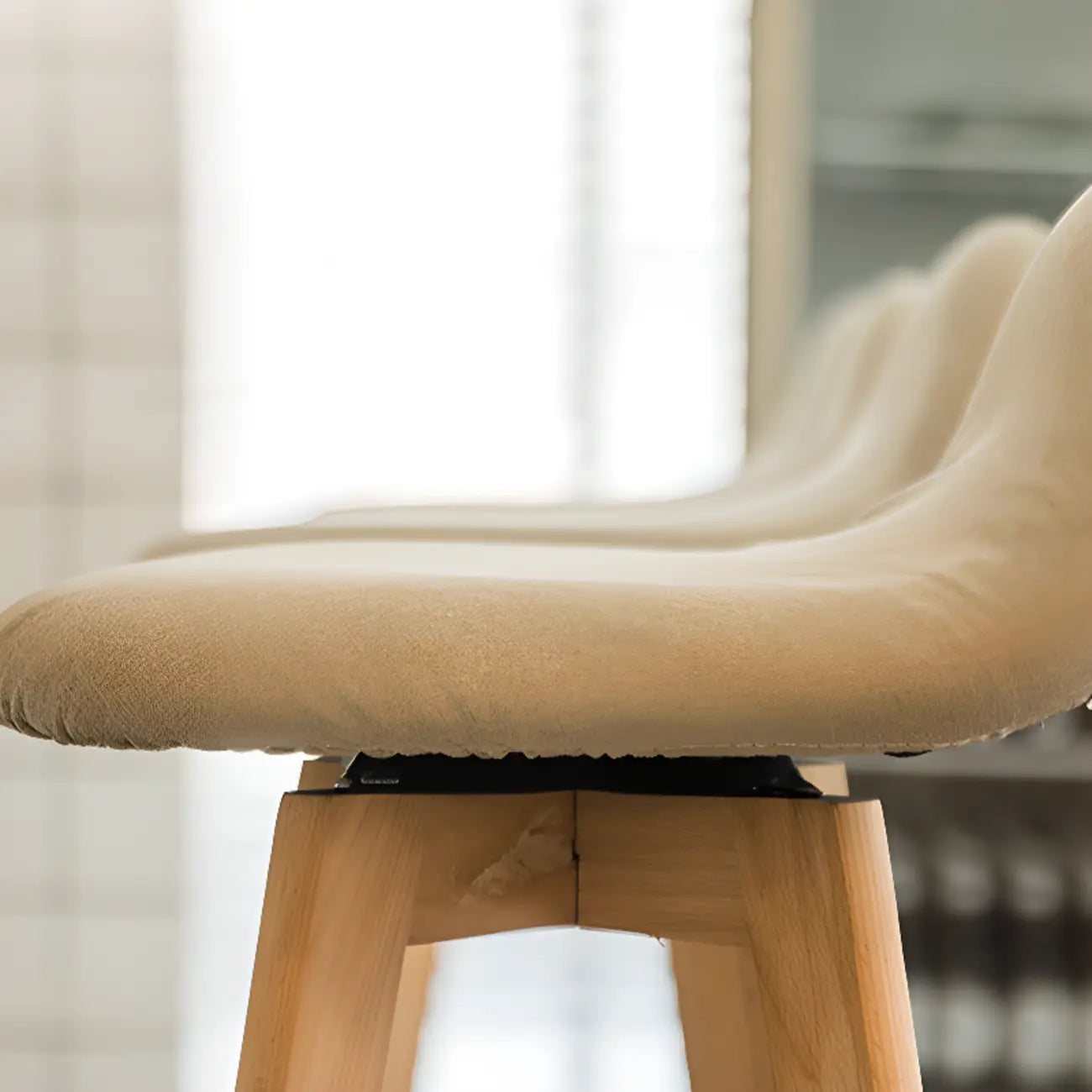 Tabouret de bar au design scandinave en bois et assise moelleuse, confortable