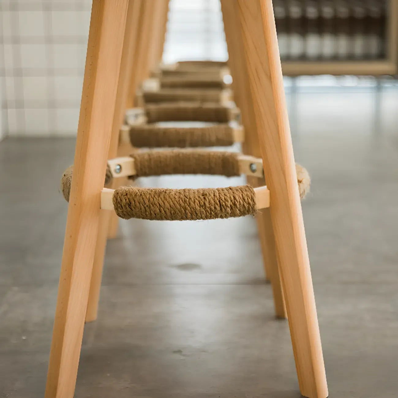 Tabouret de bar au design scandinave en bois et assise moelleuse, confortable