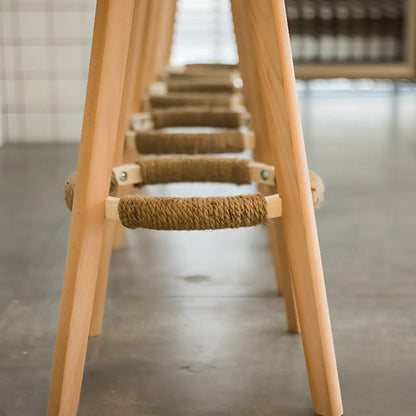 Tabouret de bar au design scandinave en bois et assise moelleuse, confortable