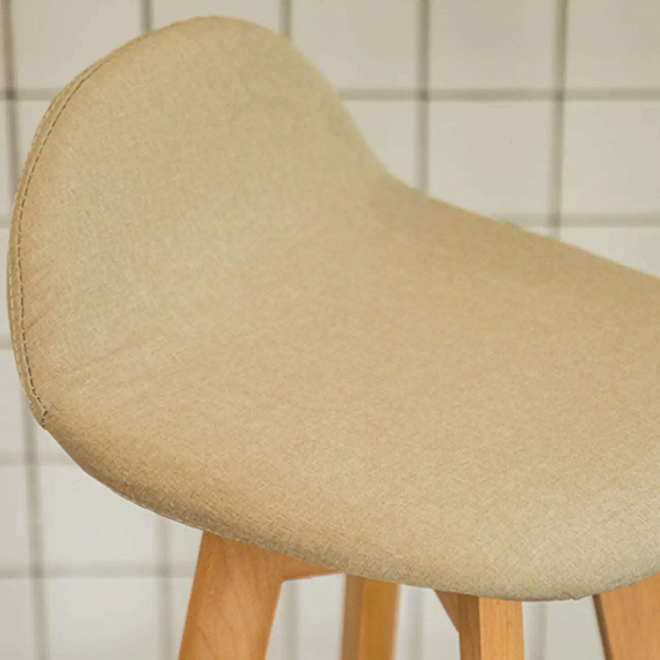 Tabouret de bar au design scandinave en bois et assise moelleuse, confortable