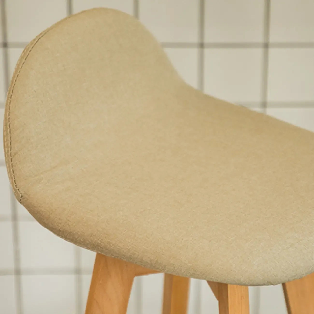 Tabouret de bar au design scandinave en bois et assise moelleuse, confortable
