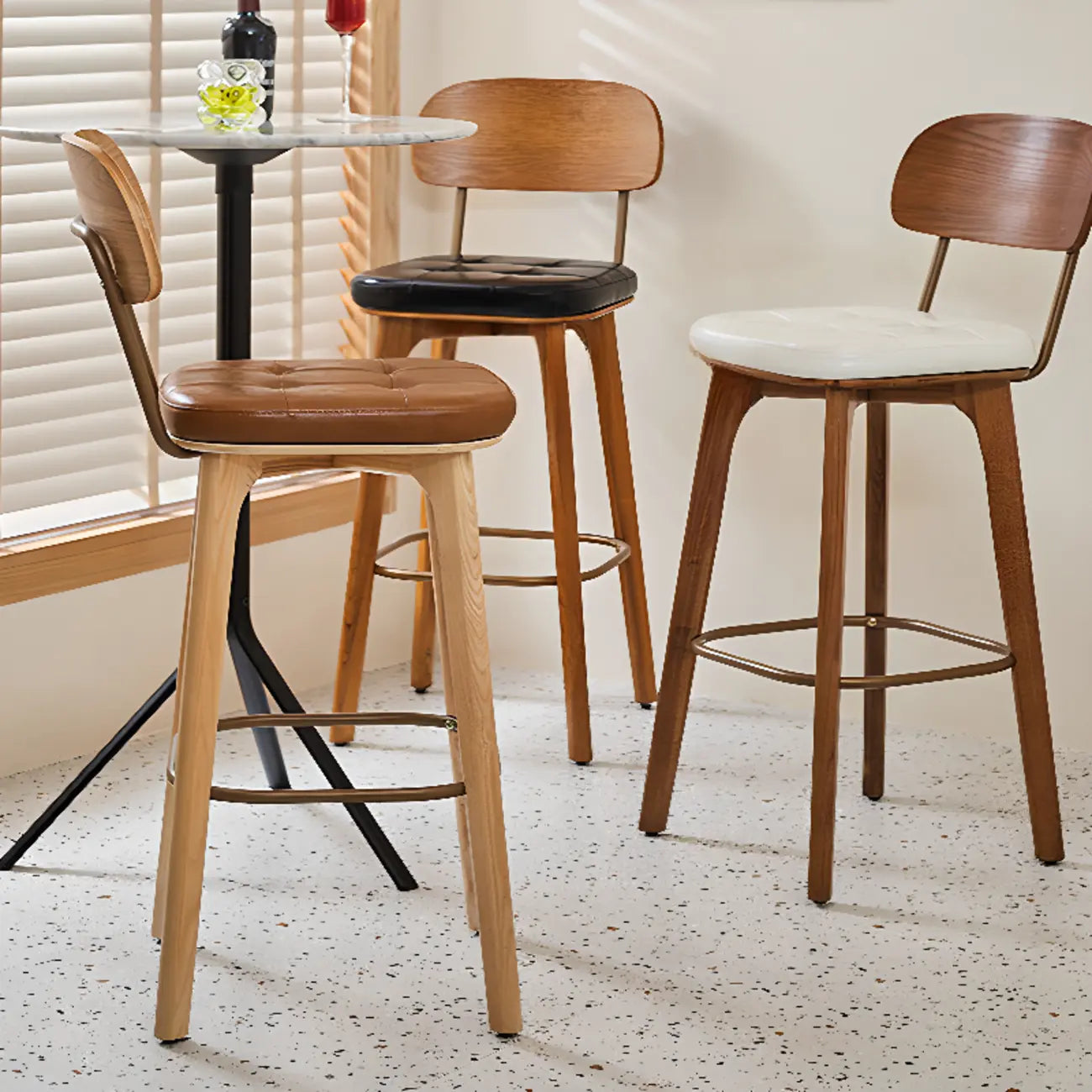 Tabourets de bar carrés en cuir de style moderne du milieu du siècle avec dossier