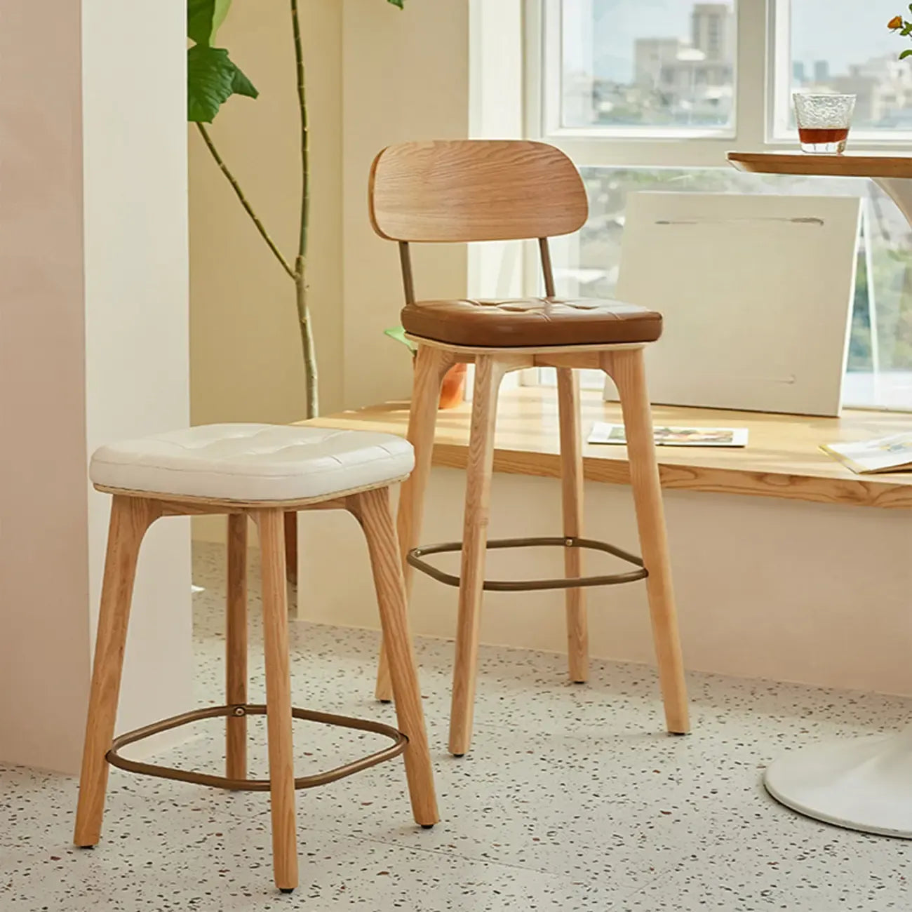 Tabourets de bar carrés en cuir de style moderne du milieu du siècle avec dossier