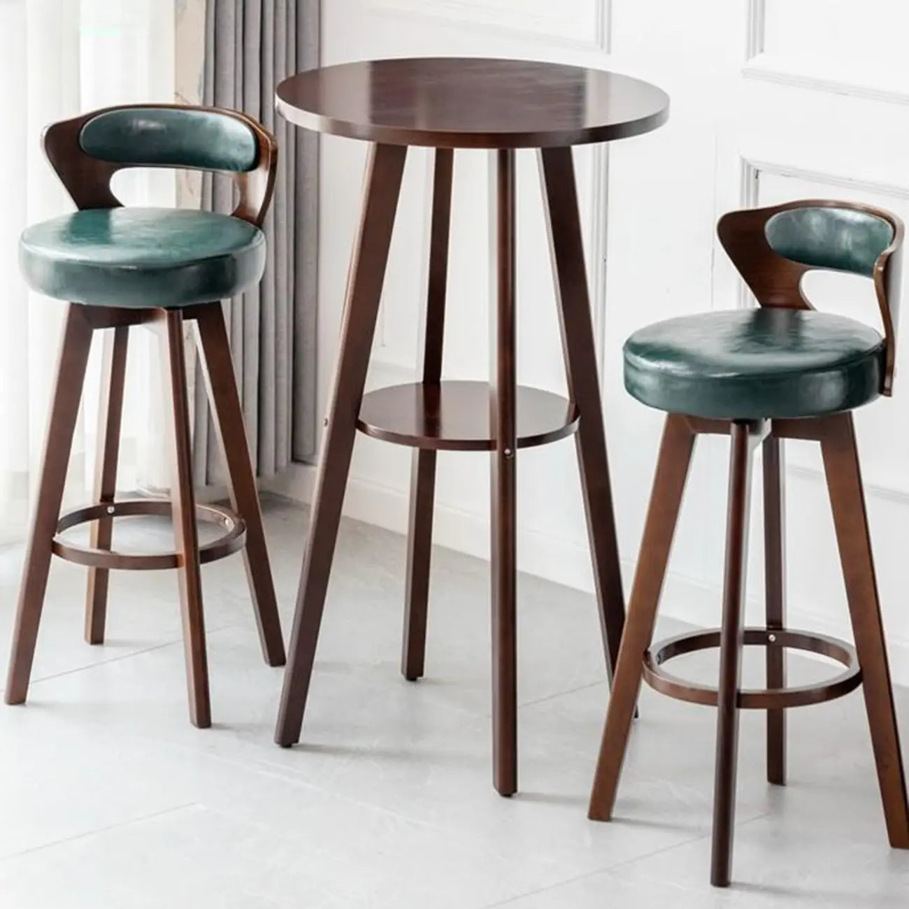 Tables de bar rondes scandinaves en bois d'hévéa avec étagère