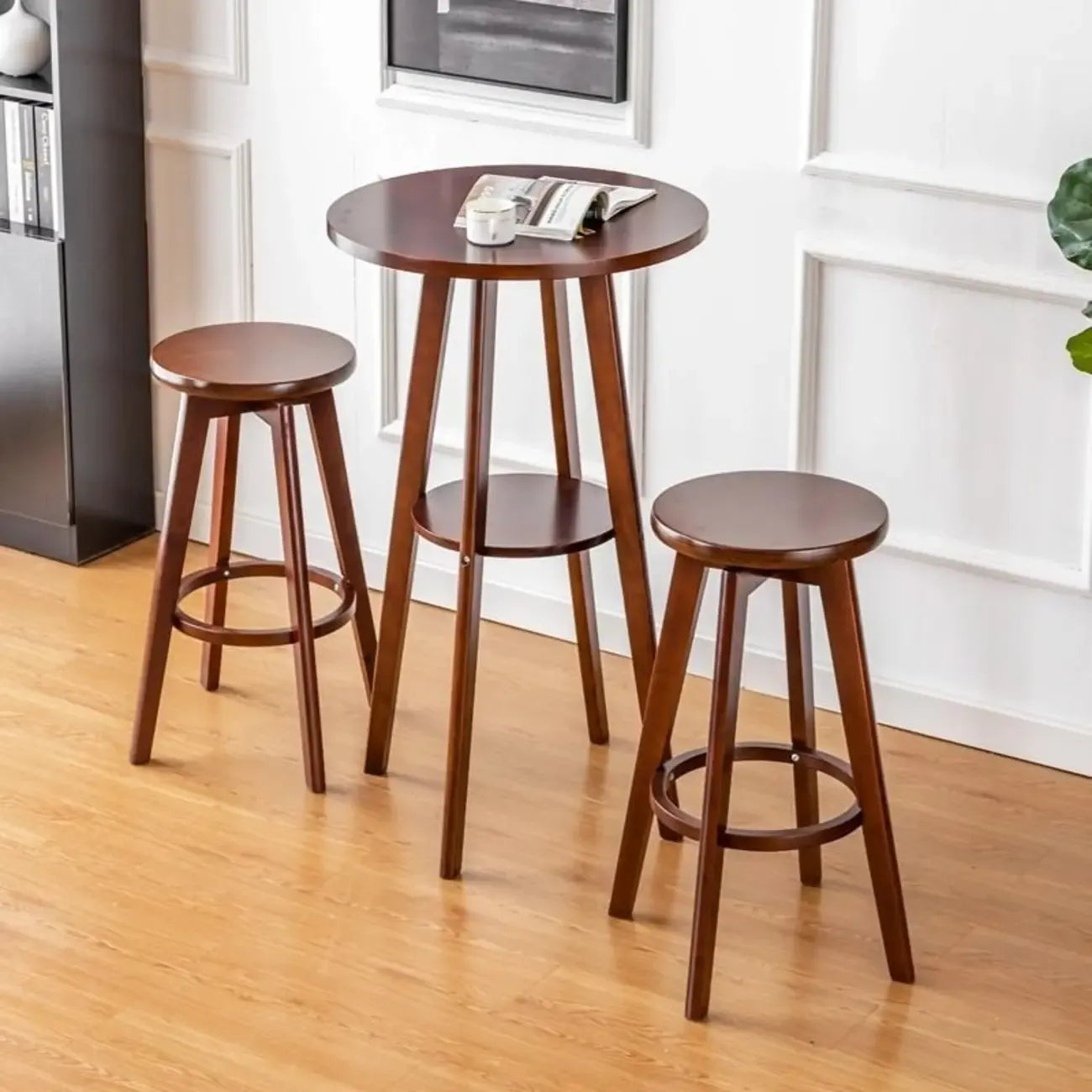 Tables de bar rondes scandinaves en bois d'hévéa avec étagère