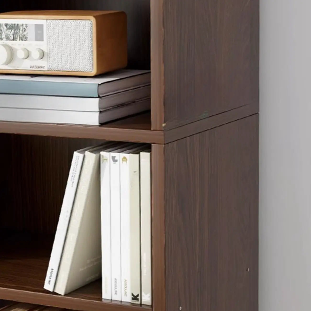 Bibliothèque moderne à plusieurs niveaux en bois brun avec dos fermé