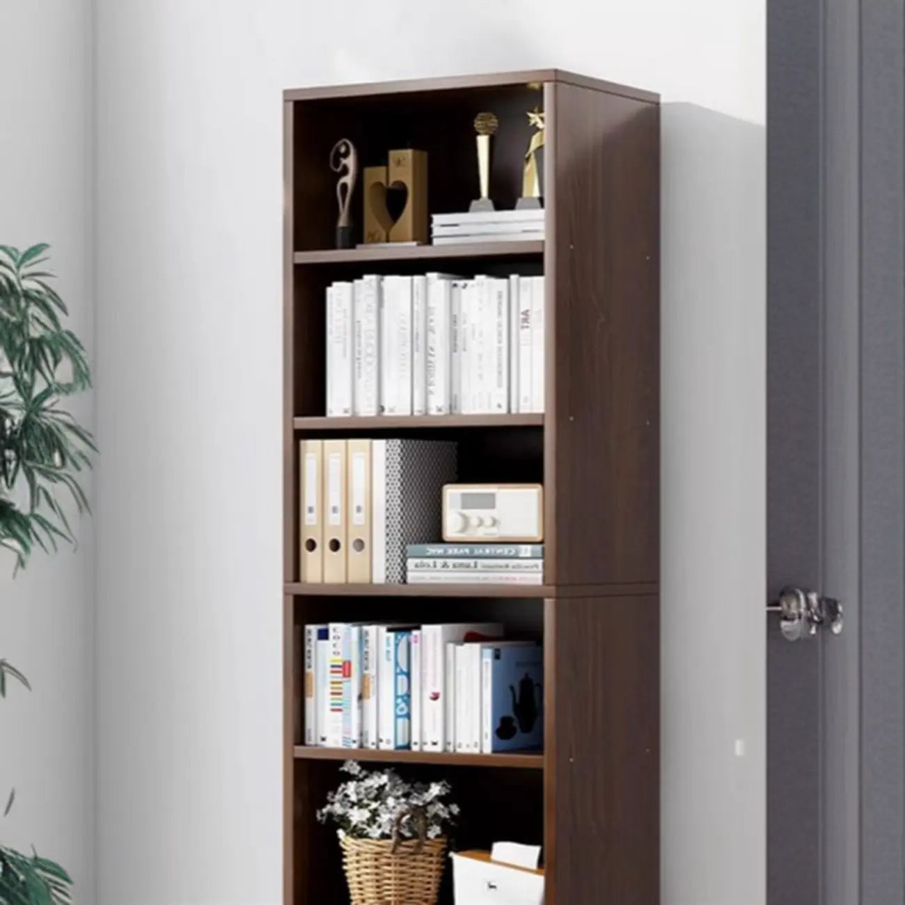 Bibliothèque moderne à plusieurs niveaux en bois brun avec dos fermé