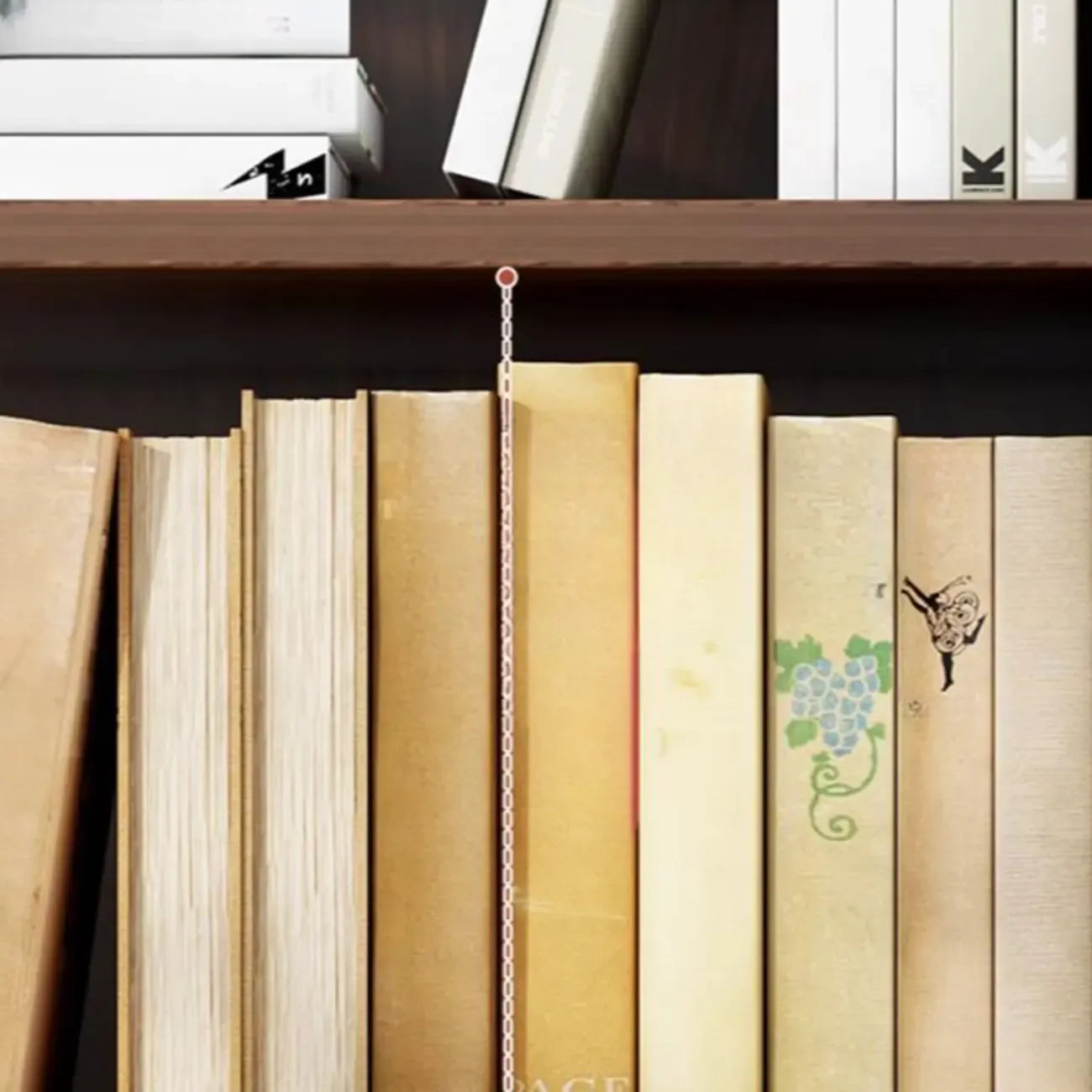 Bibliothèque moderne à plusieurs niveaux en bois brun avec dos fermé