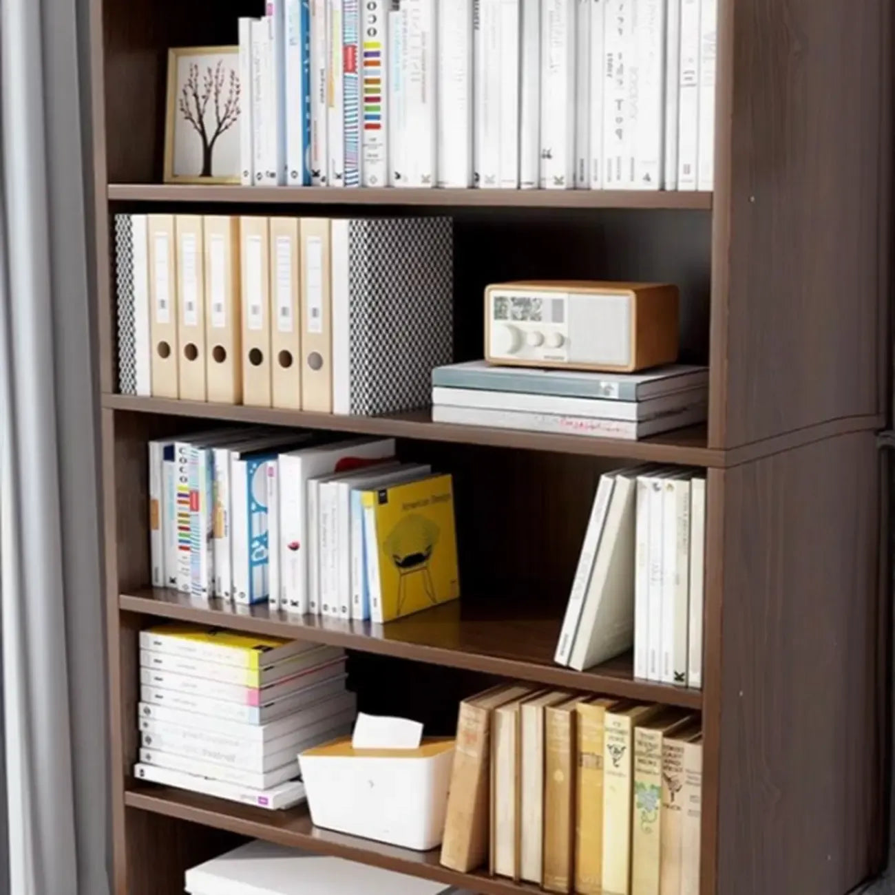 Bibliothèque moderne à plusieurs niveaux en bois brun avec dos fermé