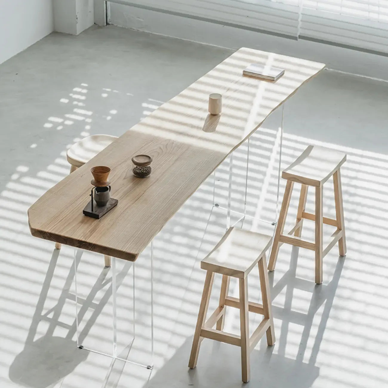 Tables de bar scandinaves avec piètement en plastique transparent et plateau en bois