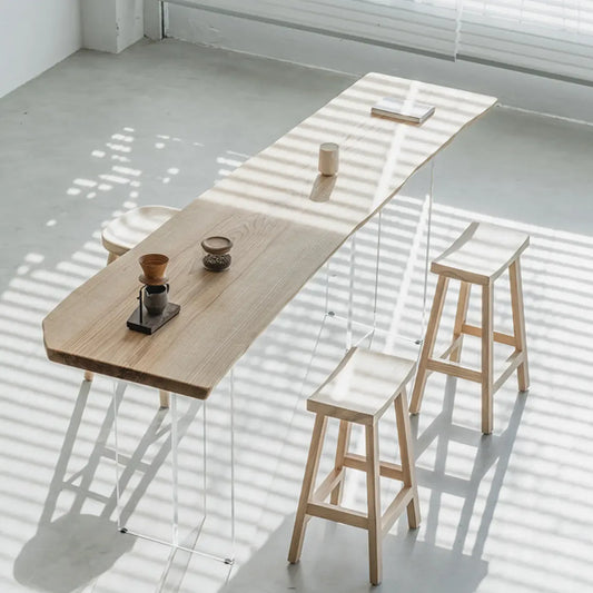 Tables de bar scandinaves avec piètement en plastique transparent et plateau en bois