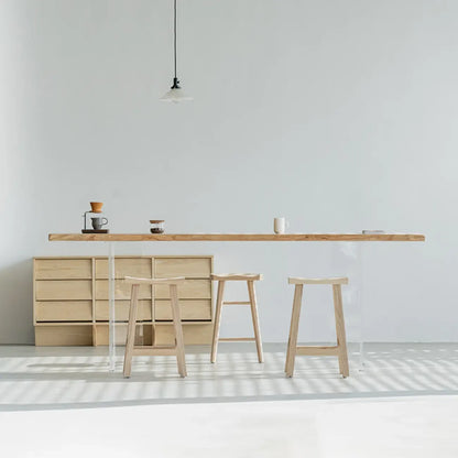 Tables de bar scandinaves avec piètement en plastique transparent et plateau en bois