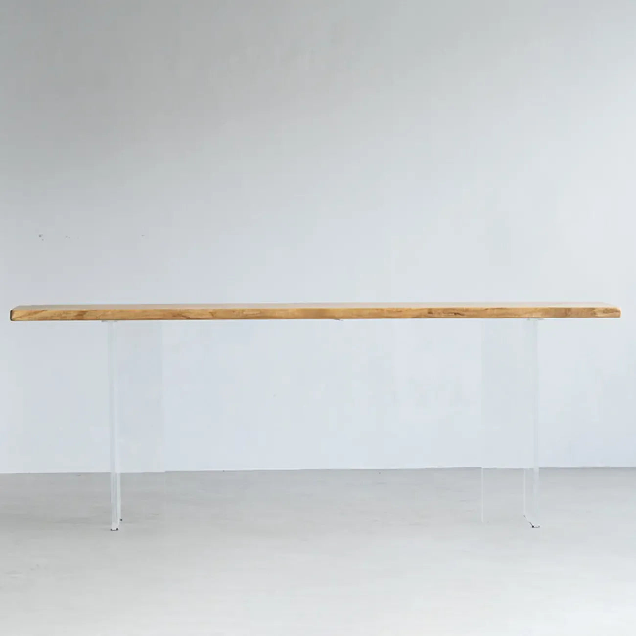 Tables de bar scandinaves avec piètement en plastique transparent et plateau en bois