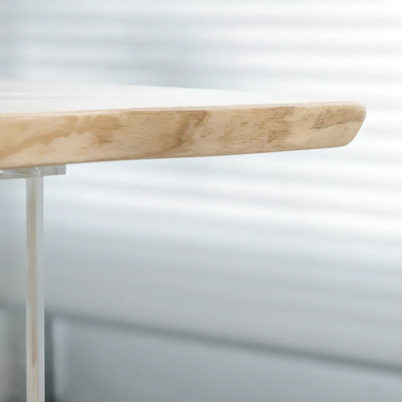 Tables de bar scandinaves avec piètement en plastique transparent et plateau en bois