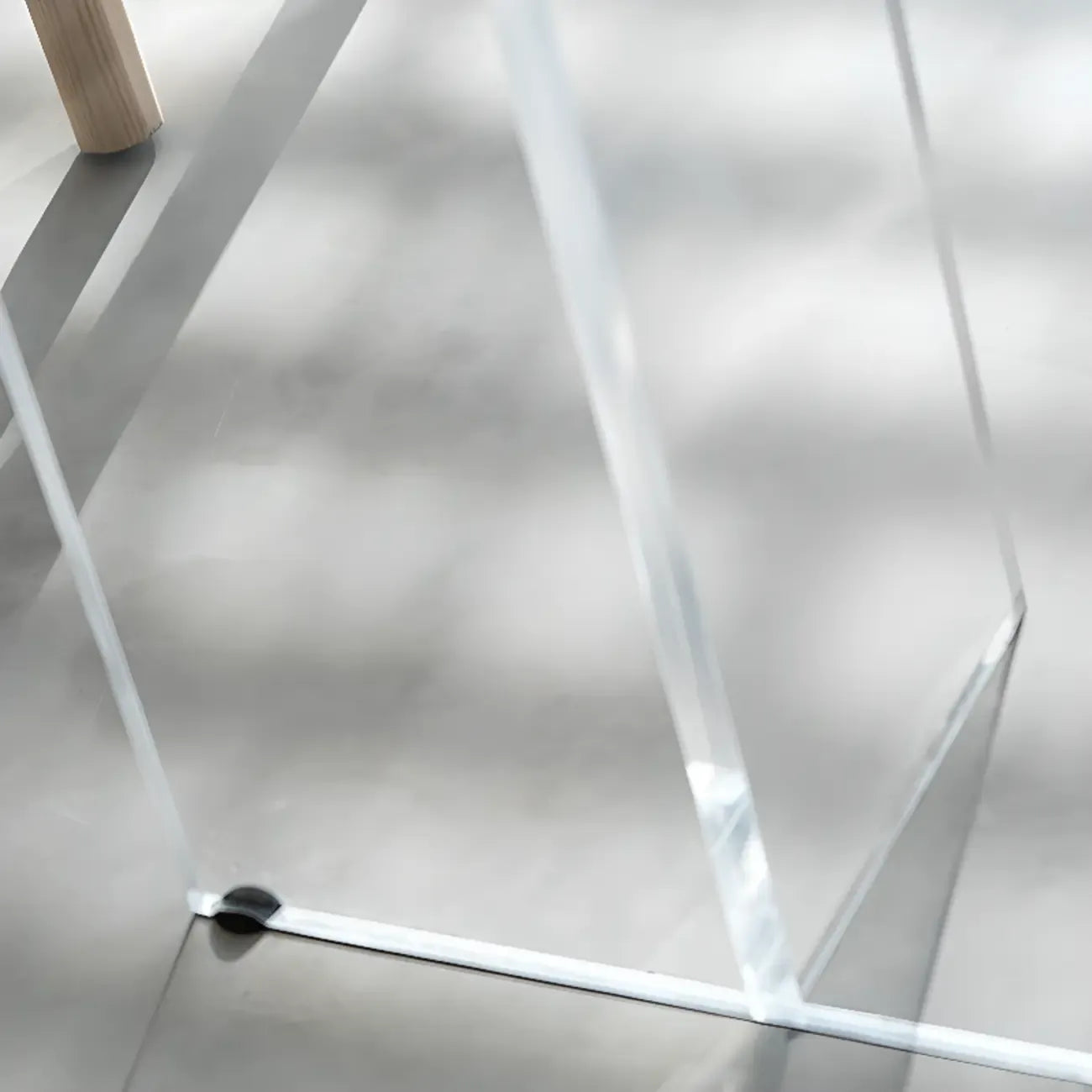 Tables de bar scandinaves avec piètement en plastique transparent et plateau en bois