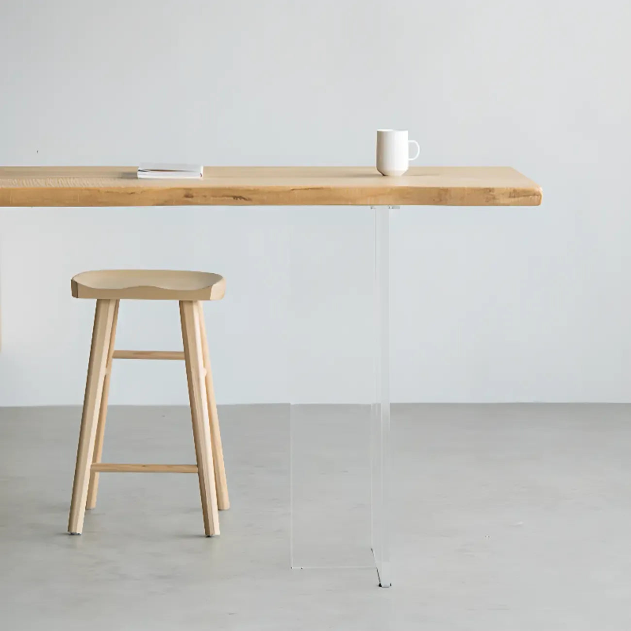 Tables de bar scandinaves avec piètement en plastique transparent et plateau en bois
