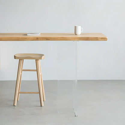 Tables de bar scandinaves avec piètement en plastique transparent et plateau en bois
