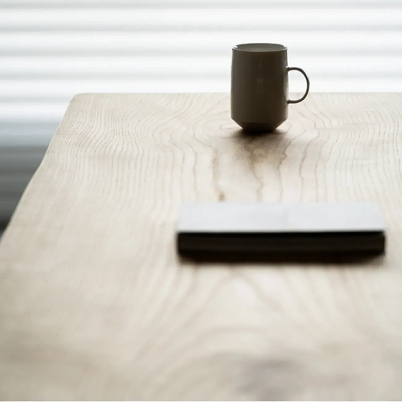 Tables de bar scandinaves avec piètement en plastique transparent et plateau en bois