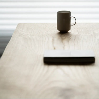 Tables de bar scandinaves avec piètement en plastique transparent et plateau en bois