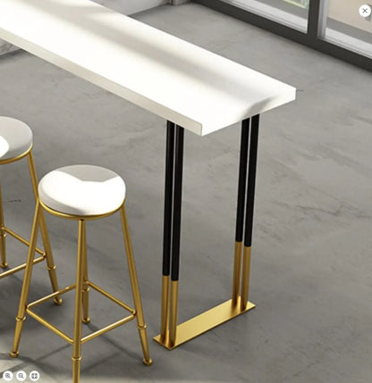 Table de bar élégante avec plateau en bois et piètement en métal pour la cuisine