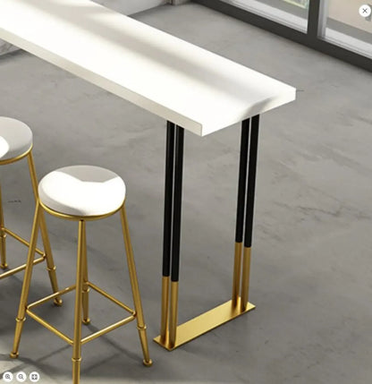 Table de bar élégante avec plateau en bois et piètement en métal pour la cuisine