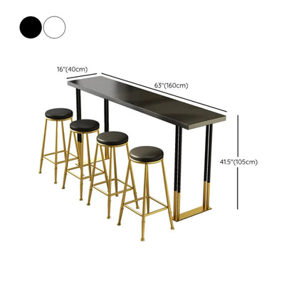 Table de bar élégante avec plateau en bois et piètement en métal pour la cuisine