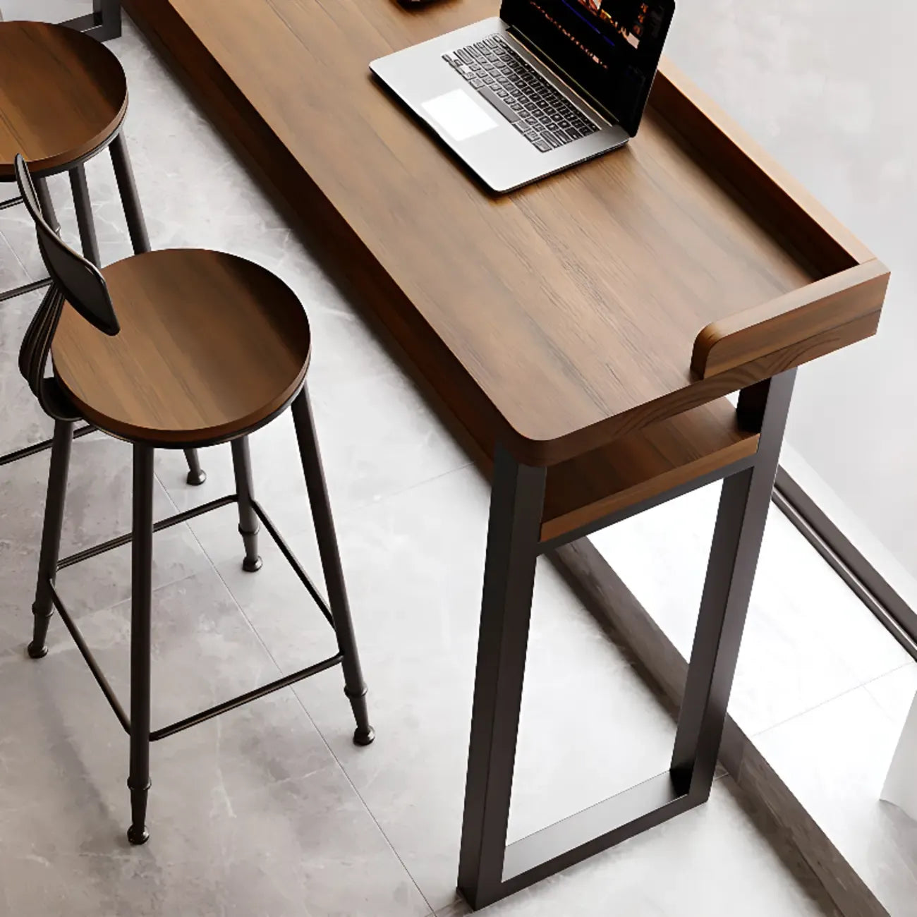 Tables de bar élégantes en pin brun avec étagères de rangement