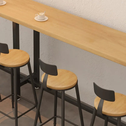 Tables de bar fixes en bois naturel avec repose-pieds