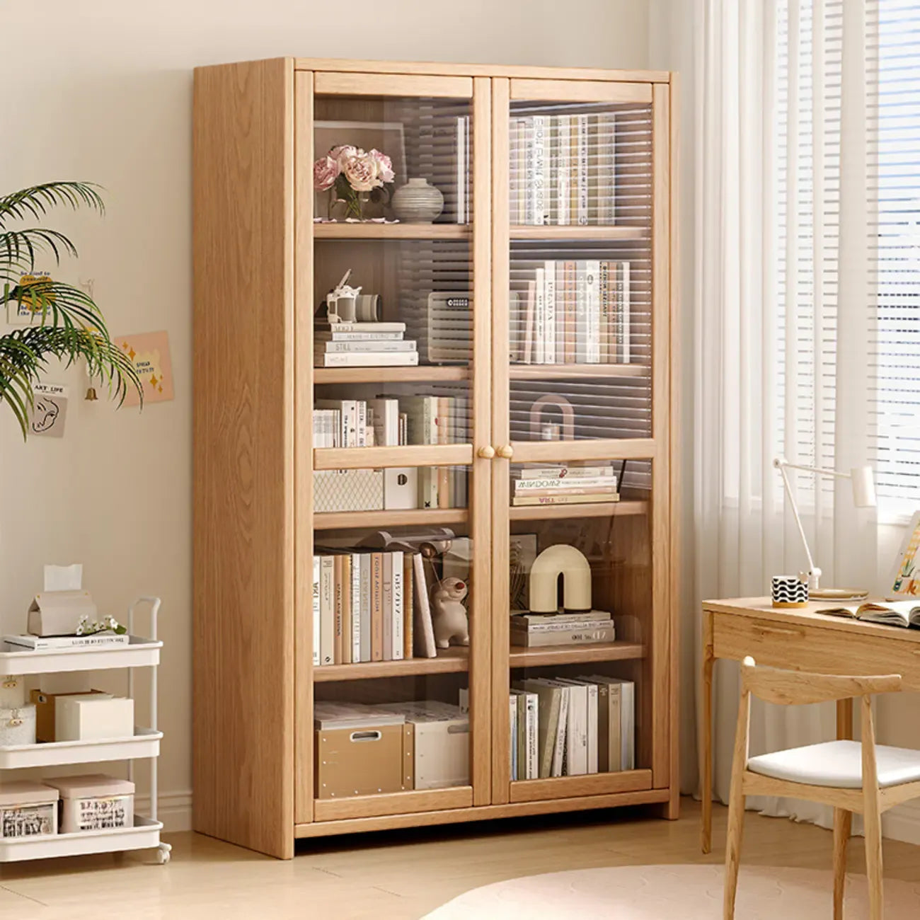 Bibliothèque de bureau rectangulaire en bois et verre avec porte fermée