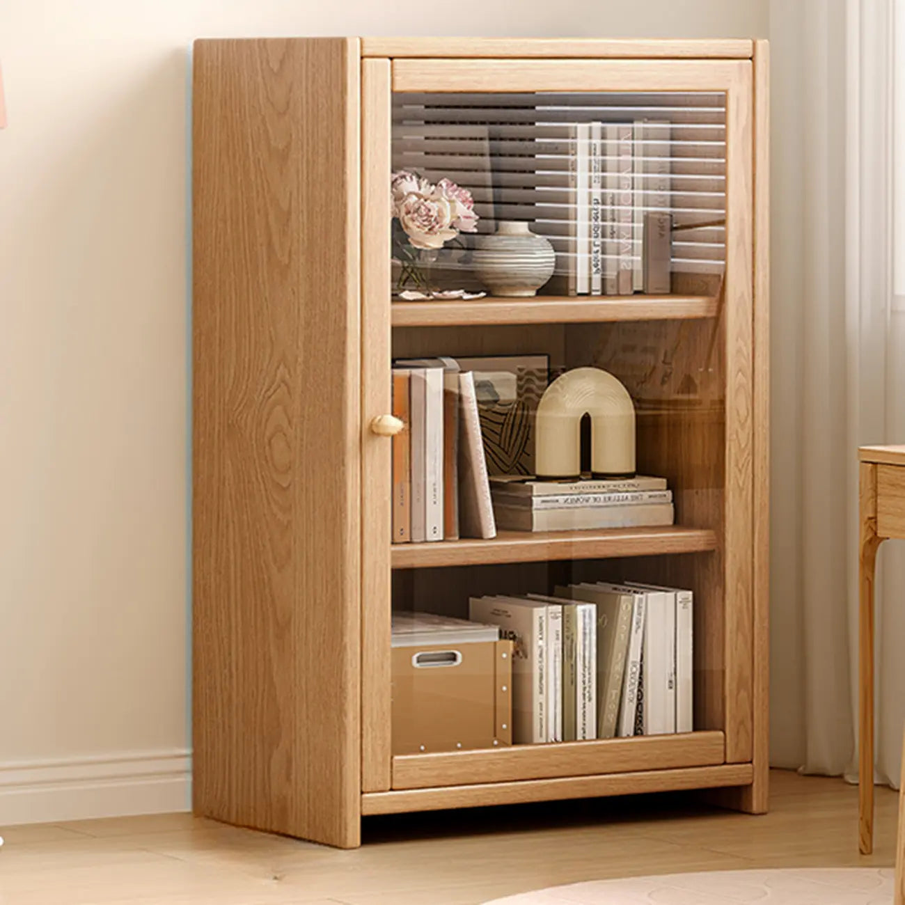 Bibliothèque de bureau rectangulaire en bois et verre avec porte fermée