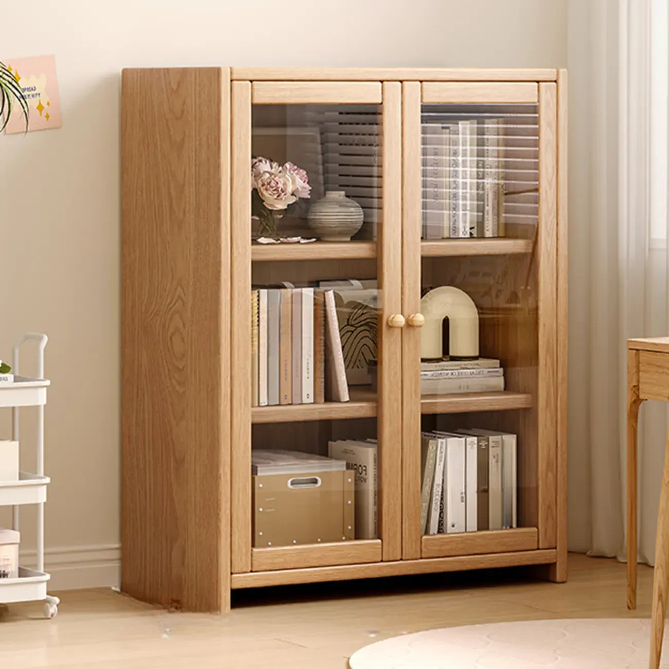 Bibliothèque de bureau rectangulaire en bois et verre avec porte fermée