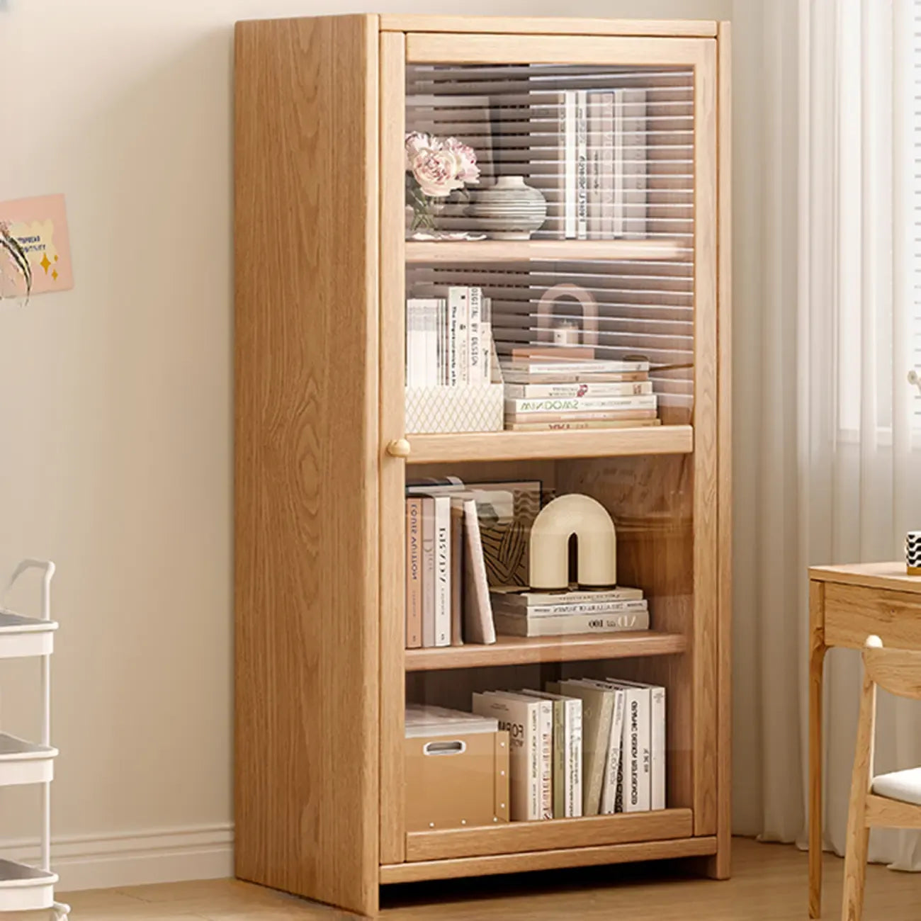 Bibliothèque de bureau rectangulaire en bois et verre avec porte fermée