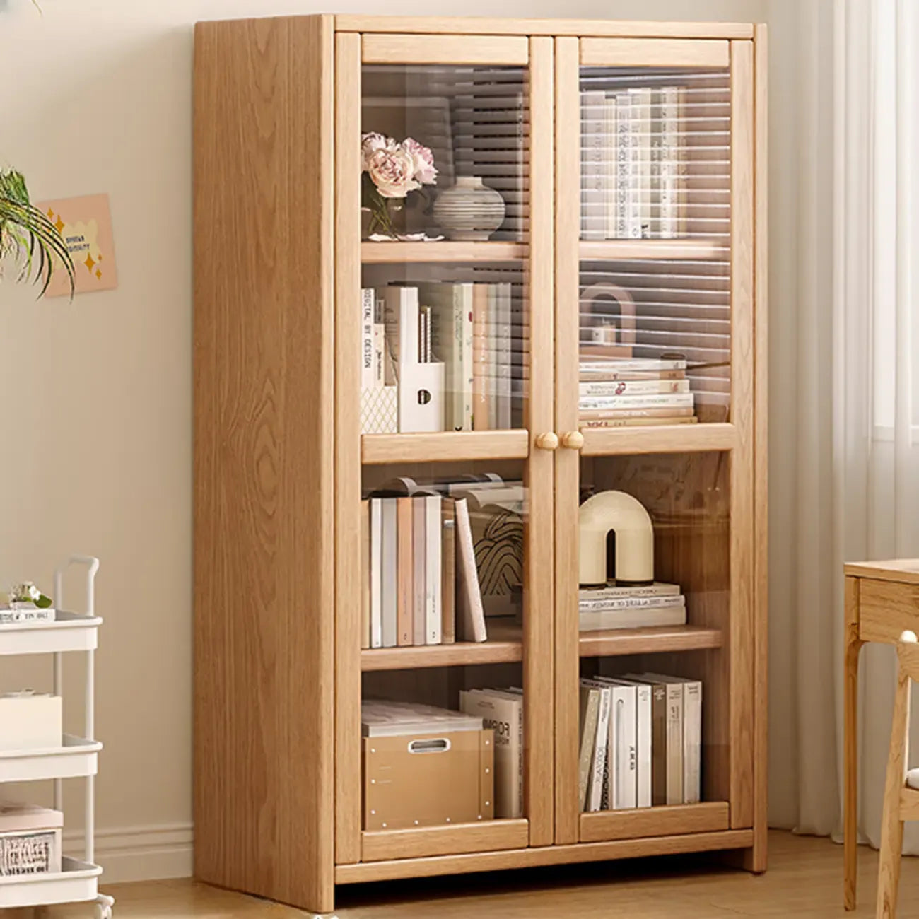 Bibliothèque de bureau rectangulaire en bois et verre avec porte fermée