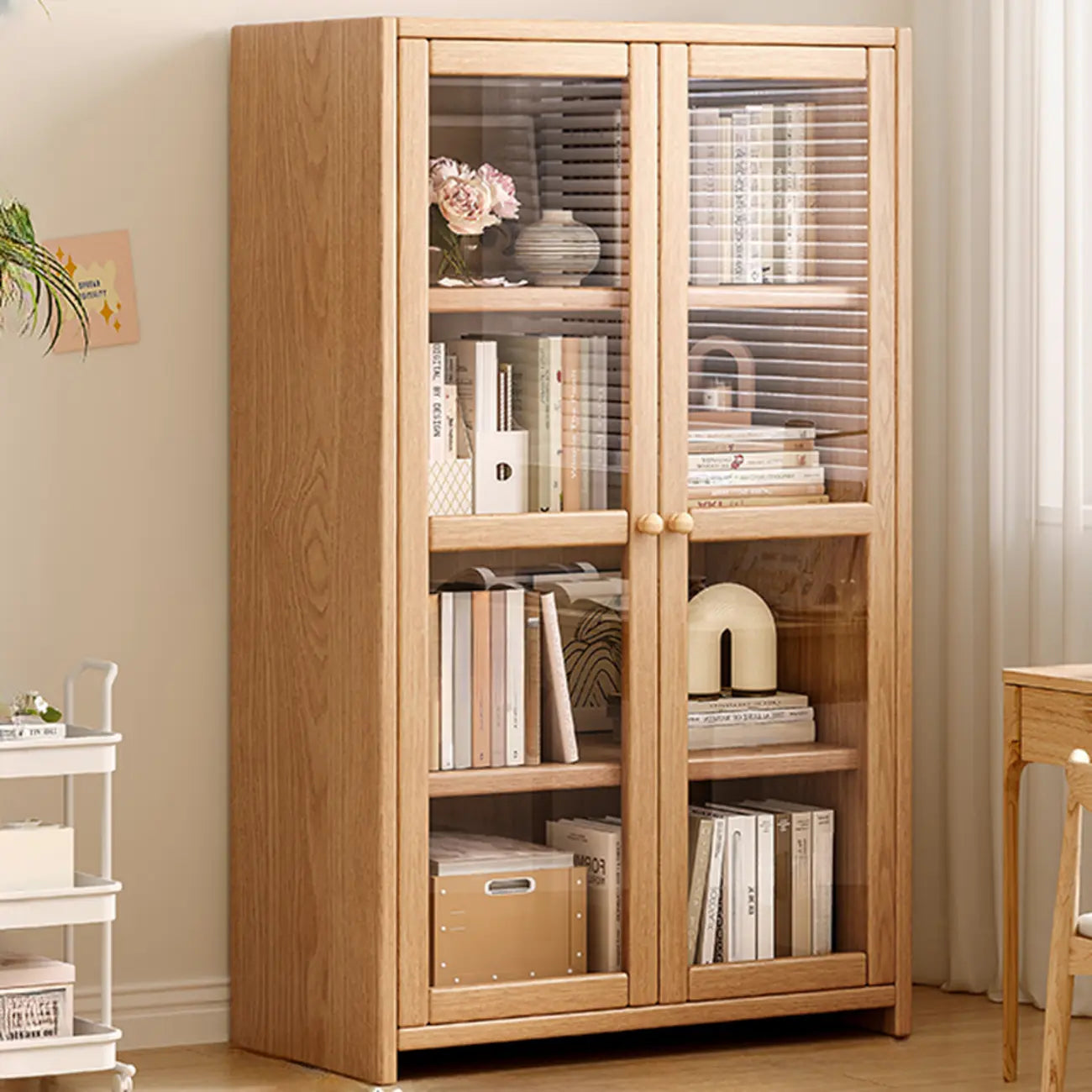 Bibliothèque de bureau rectangulaire en bois et verre avec porte fermée