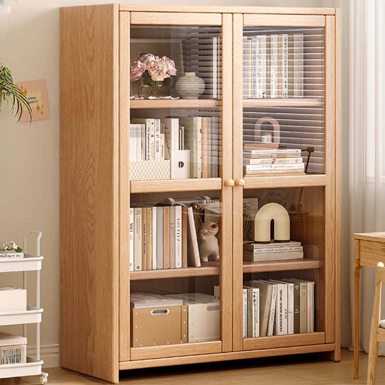 Bibliothèque de bureau rectangulaire en bois et verre avec porte fermée