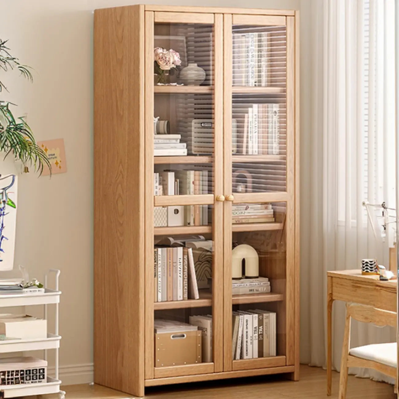 Bibliothèque de bureau rectangulaire en bois et verre avec porte fermée