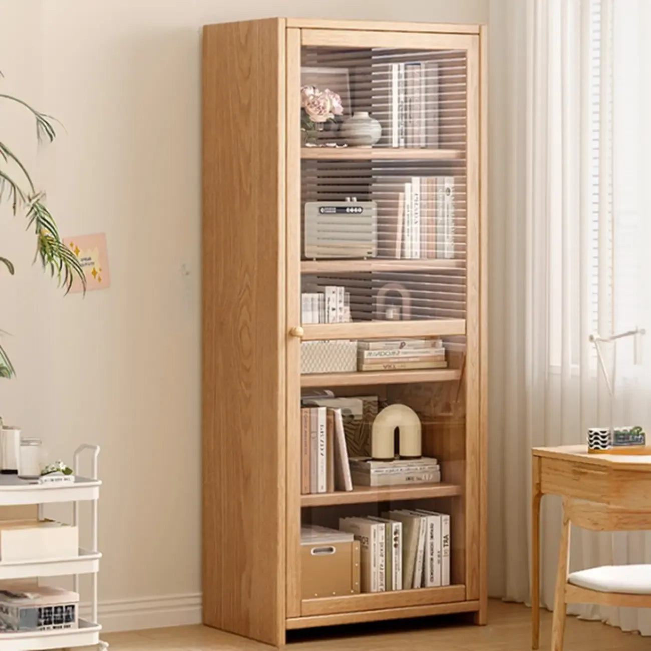 Bibliothèque de bureau rectangulaire en bois et verre avec porte fermée