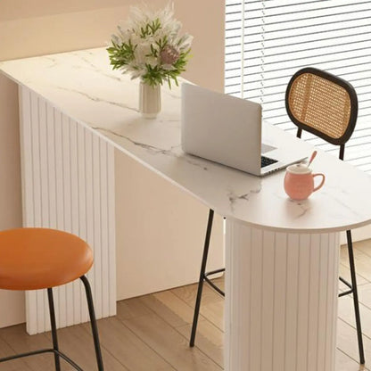 Table haute de bar moderne, plateau en pierre, double piétement aux formes libres