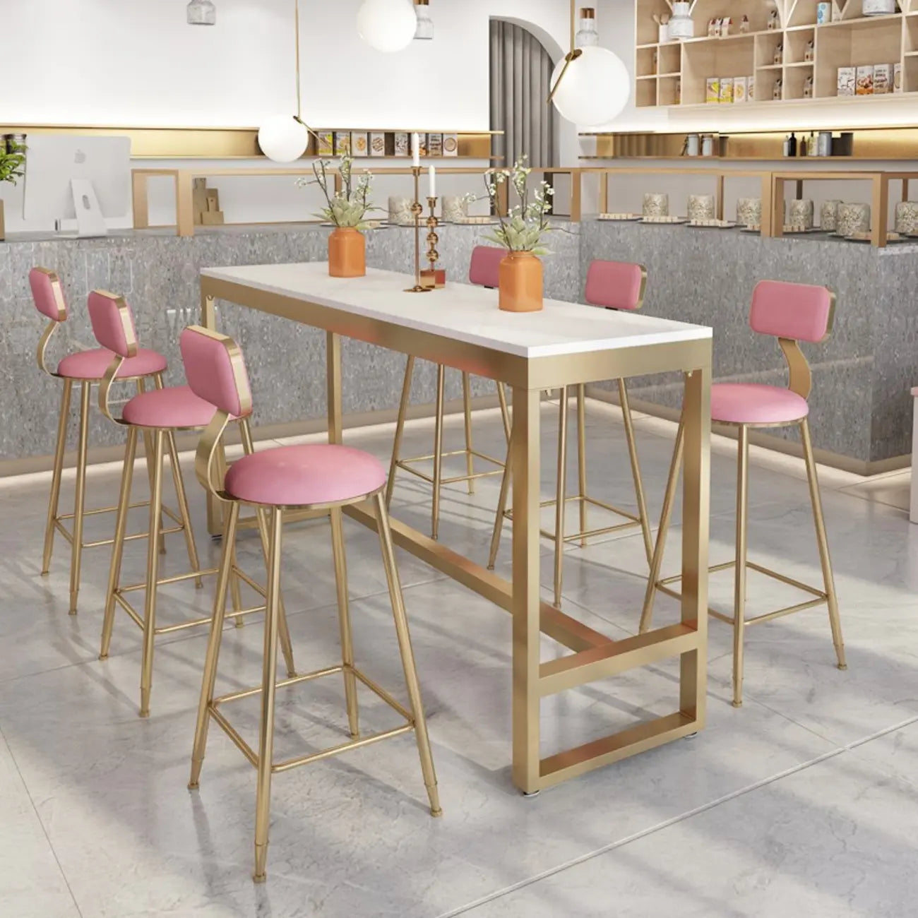 Table de bar glamour en faux marbre avec pieds dorés pour les repas