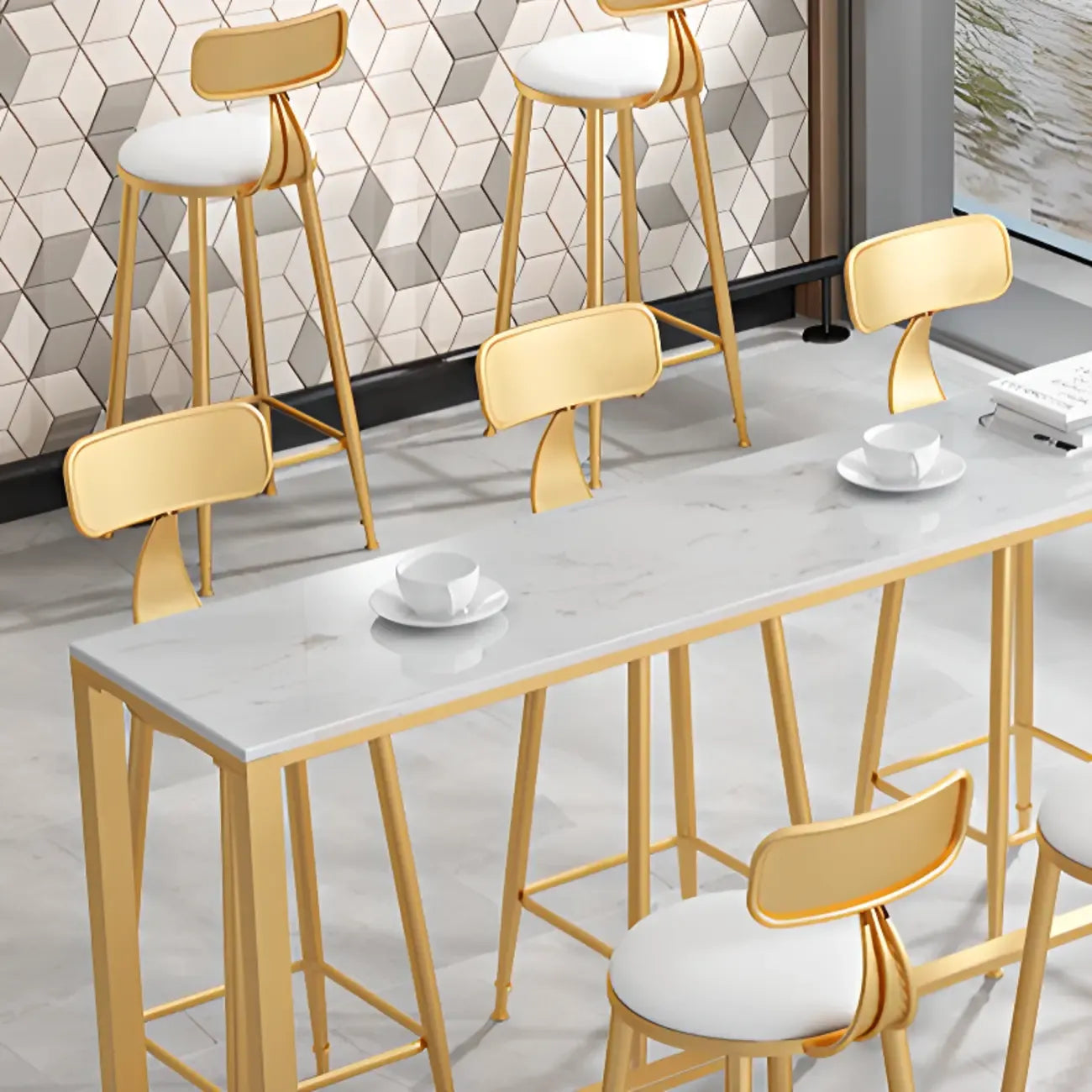 Table de bar glamour en faux marbre avec pieds dorés pour les repas