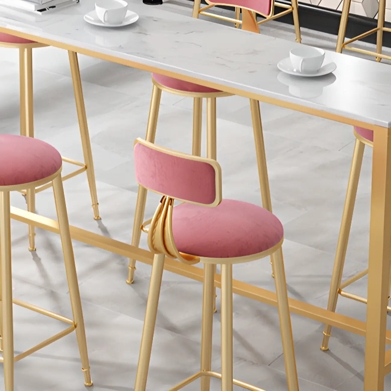 Table de bar glamour en faux marbre avec pieds dorés pour les repas