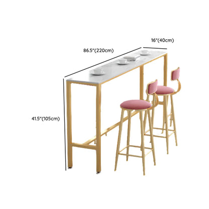 Table de bar glamour en faux marbre avec pieds dorés pour les repas