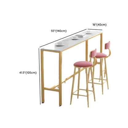 Table de bar glamour en faux marbre avec pieds dorés pour les repas