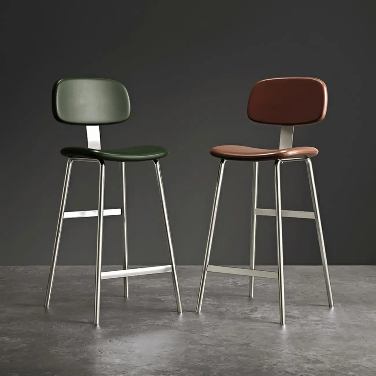 Tabourets de bar industriels en similicuir avec structure en métal et dossier