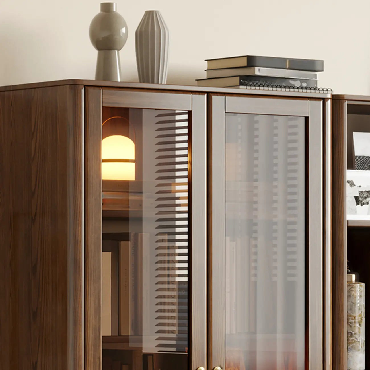 Bibliothèque à 5 niveaux en frêne brun avec porte vitrée