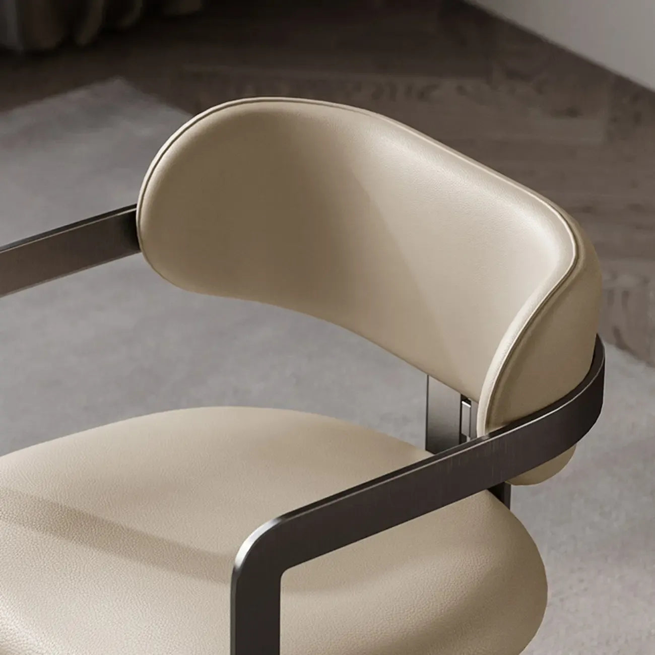 Chaise de salle à manger moderne avec accoudoirs en similicuir et pieds en alliage