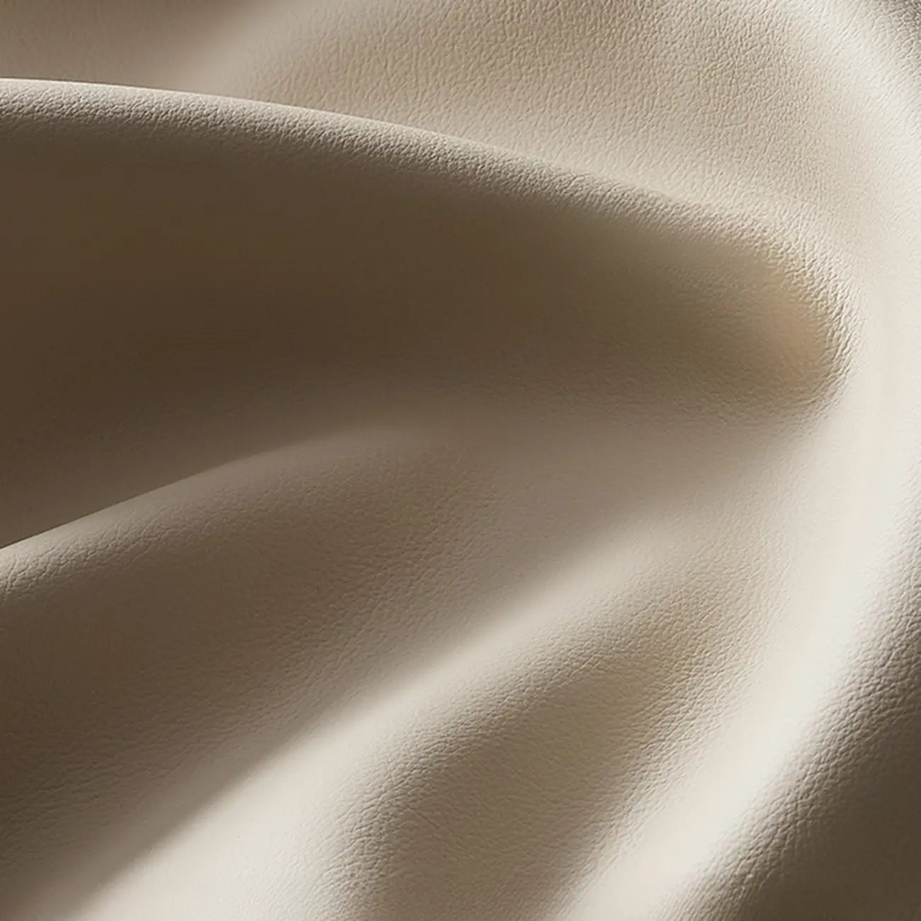 Chaise de salle à manger moderne avec accoudoirs en similicuir et pieds en alliage